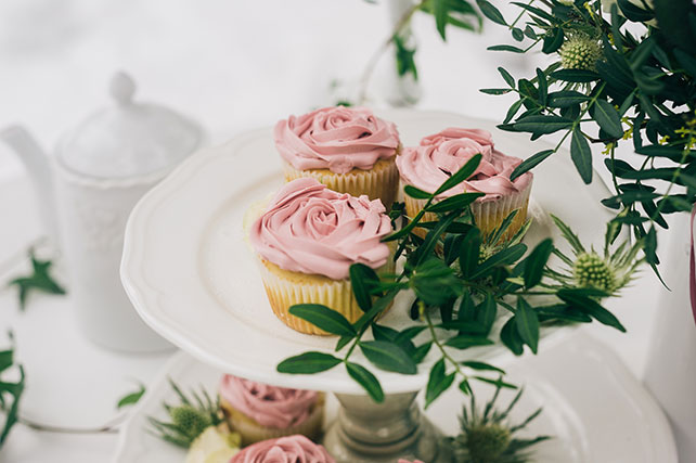 Зимняя прогулка невесты в лесу, пирожное