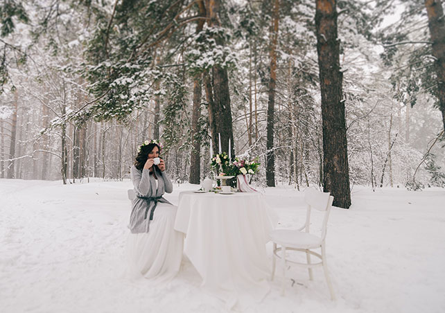 Зимняя прогулка невесты в лесу, невеста за столом