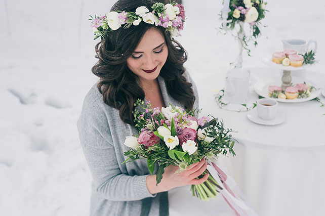 Зимняя прогулка невесты в лесу, букет невесты