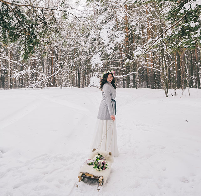 Зимняя прогулка невесты в лесу, невеста с санками