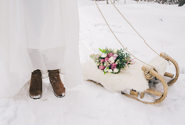 Зимняя прогулка невесты в лесу, невеста с санками