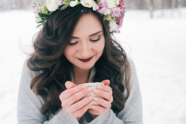 Зимняя прогулка невесты в лесу, горячие напитки