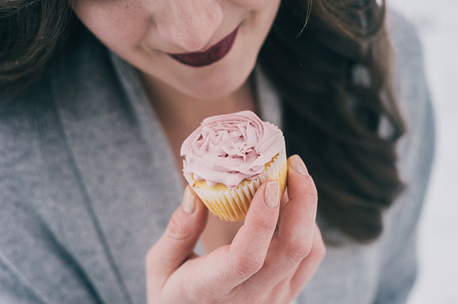 Зимняя прогулка невесты в лесу, пирожное