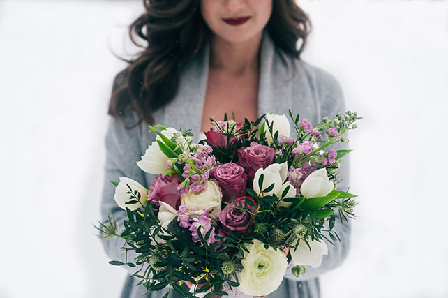 Зимняя прогулка невесты в лесу, букет невесты