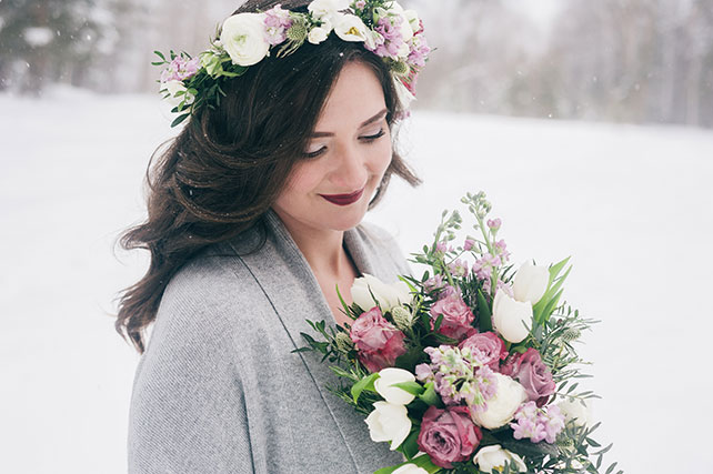Зимняя прогулка невесты в лесу, образ невесты