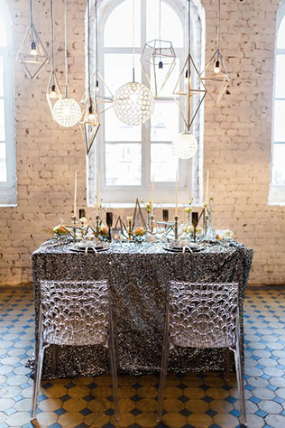 Ледяная геометрия: свадебная фотосессия в студии, декор стола, геометрические лампы