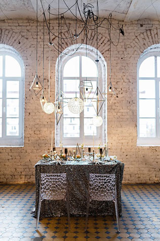 Ледяная геометрия: свадебная фотосессия в студии, декор стола, ромбы - лампы, шары