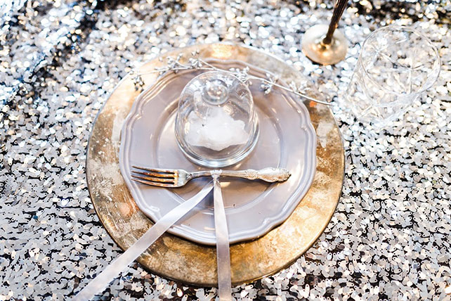 Ледяная геометрия: свадебная фотосессия в студии, сервировка стола, серебристая скатерть