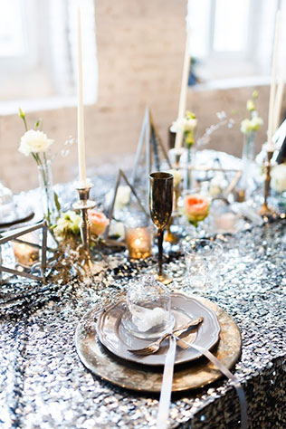 Ледяная геометрия: свадебная фотосессия в студии, сервировка стола, серебристая скатерть, подсвечники