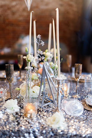 Ледяная геометрия: свадебная фотосессия в студии, формы, подсвечники, серебристая скатерть