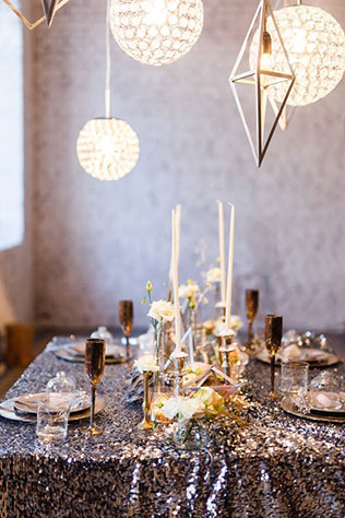 Ледяная геометрия: свадебная фотосессия в студии, фонари-шары, фонари-ромбы