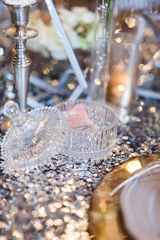 Ледяная геометрия: свадебная фотосессия в студии, вазочка с серябристой веточкой