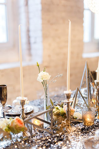 Ледяная геометрия: свадебная фотосессия в студии, сервировка стола, серебристая скатерть, подсвечники