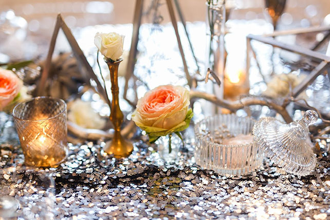 Ледяная геометрия: свадебная фотосессия в студии, блеск, вазочка, роза, свечи