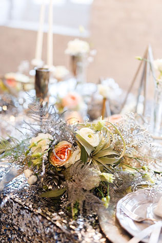 Ледяная геометрия: свадебная фотосессия в студии, цветы в декоре стола