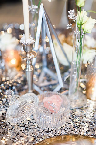 Ледяная геометрия: свадебная фотосессия в студии, сервировка стола, серебристая скатерть, подсвечники