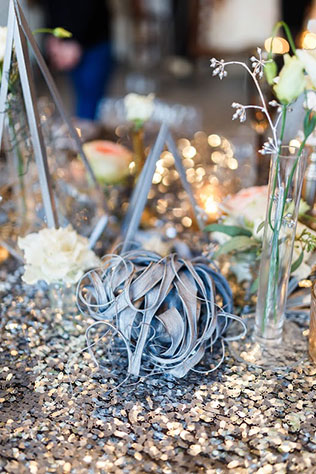 Ледяная геометрия: свадебная фотосессия в студии, пирамида, серебристая скатерть