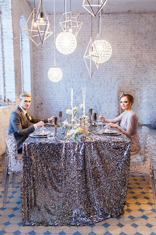 Ледяная геометрия: свадебная фотосессия в студии, жених и невеста за столом