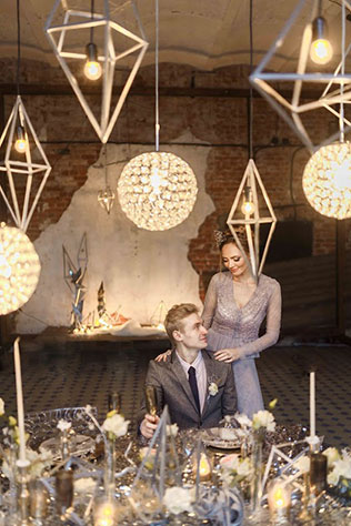 Ледяная геометрия: свадебная фотосессия в студии, жених и невеста, геометрические лампы