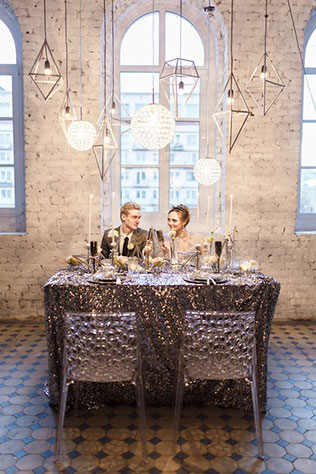 Ледяная геометрия: свадебная фотосессия в студии, жених и невеста, геометрические лампы, бокалы