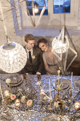 Ледяная геометрия: свадебная фотосессия в студии, жених и невеста, свет ламп, за столом