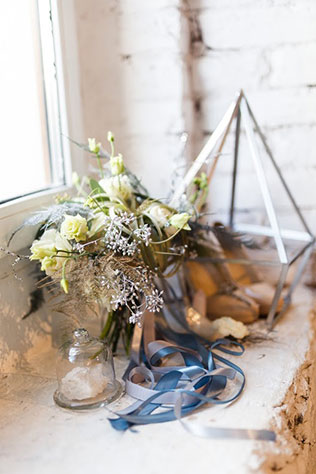 Ледяная геометрия: свадебная фотосессия в студии, туфли невесты, букет