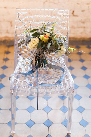 Ледяная геометрия: свадебная фотосессия в студии, букет невесты, прозрачный стул
