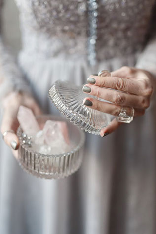 Ледяная геометрия: свадебная фотосессия в студии, кристаллы в вазочке, кольцо кристалл