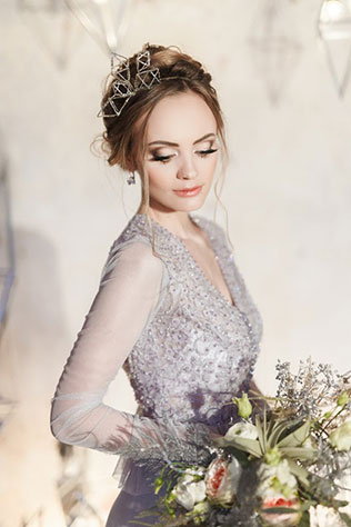 Ледяная геометрия: свадебная фотосессия в студии, украшение на голове - тиара с пирамидами