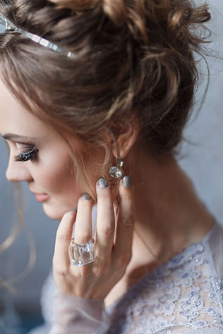 Ледяная геометрия: свадебная фотосессия в студии, образ невесты, кольцо кристалл, серьги
