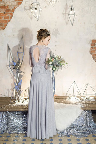 Ледяная геометрия: свадебная фотосессия в студии, серое платье невесты, букет