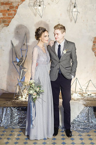 Ледяная геометрия: свадебная фотосессия в студии, жених и невеста, кирпичная стена, фигуры