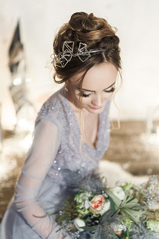 Ледяная геометрия: свадебная фотосессия в студии, прическа невесты