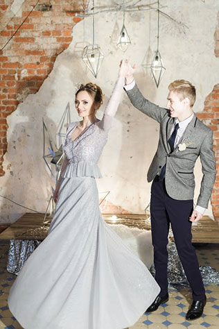 Ледяная геометрия: свадебная фотосессия в студии, танец молодых