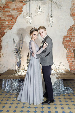 Ледяная геометрия: свадебная фотосессия в студии, жених и невеста, кирпичная стена, фигуры