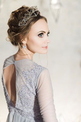 Ледяная геометрия: свадебная фотосессия в студии, образ невесты, серое платье, фигуры