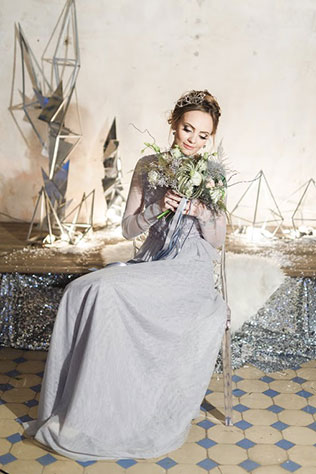 Ледяная геометрия: свадебная фотосессия в студии, образ невесты, серое платье, фигуры