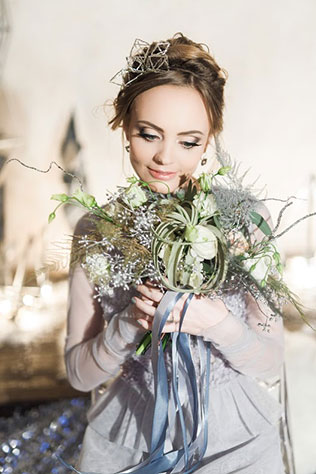 Ледяная геометрия: свадебная фотосессия в студии, образ невесты, серое платье, фигуры