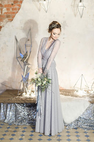 Ледяная геометрия: свадебная фотосессия в студии, образ невесты, серое платье, фигуры