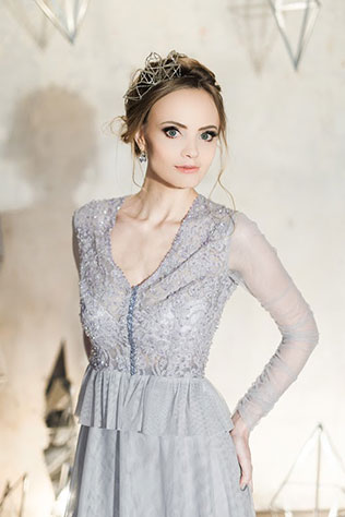 Ледяная геометрия: свадебная фотосессия в студии, образ невесты, серое платье, фигуры