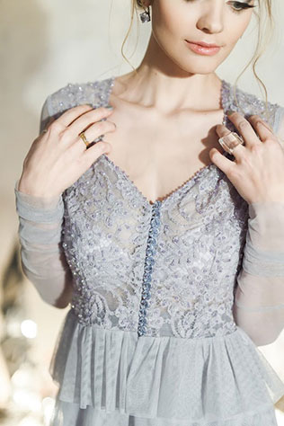 Ледяная геометрия: свадебная фотосессия в студии, образ невесты, серое платье, фигуры