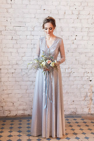 Ледяная геометрия: свадебная фотосессия в студии, образ невесты, серое платье, фигуры