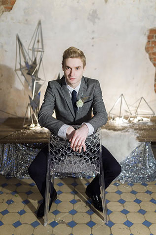 Ледяная геометрия: свадебная фотосессия в студии, образ жениха, прозрачный стул, фигуры