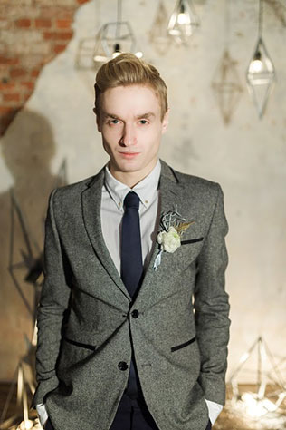 Ледяная геометрия: свадебная фотосессия в студии, образ жениха, прозрачный стул, фигуры