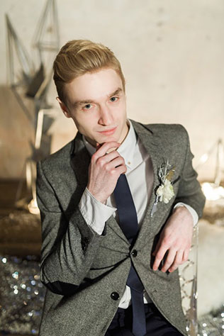 Ледяная геометрия: свадебная фотосессия в студии, образ жениха, прозрачный стул, фигуры