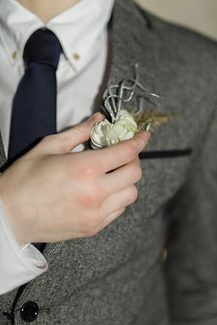 Ледяная геометрия: свадебная фотосессия в студии, образ жениха, бутаньерка