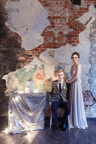 Ледяная геометрия: свадебная фотосессия в студии, жених и невеста, торт свадебный, кирпичная стена