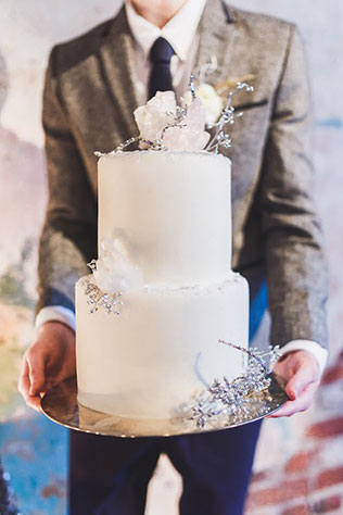 Ледяная геометрия: свадебная фотосессия в студии, белый свадебный торт