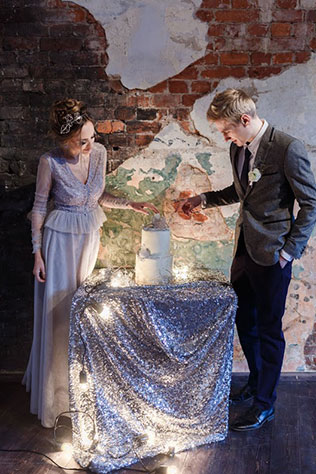 Ледяная геометрия: свадебная фотосессия в студии, жених и невеста, торт свадебный, кирпичная стена