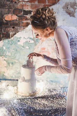 Ледяная геометрия: свадебная фотосессия в студии, невеста, свадебный торт